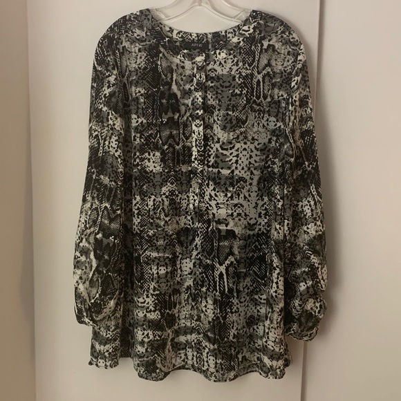 Black & White Snake Print Front Zipper Blouse - Picture 8 of 16